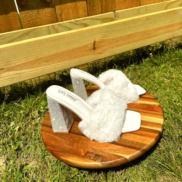 ☆ Cape Robbin White Softy Fur High Heels - Picture 4 of 9